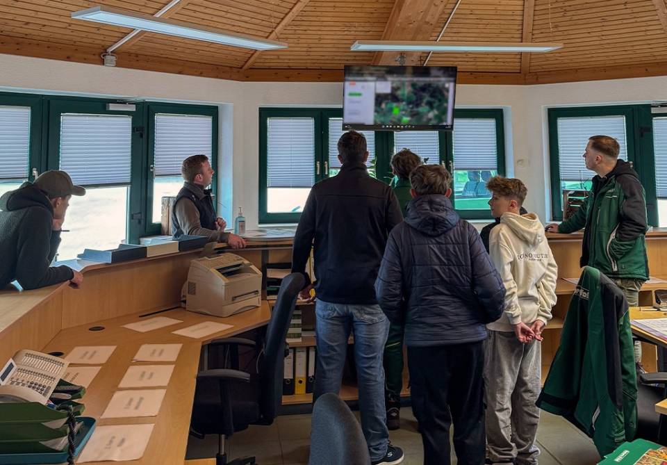 Die Schüler sind mit unseren Disponenten bei der Vorstellung von Ag-Force, unserer Software für die Auftragsabwicklung. Hier bekommen unsere Fahrer ihre Aufträge, unsere Kunden Auskünfte usw.