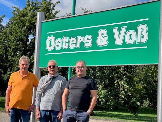 Andreas Osters, Ulrich Widmer und Christof Voß auf dem Betriebsgelände in Groß Gottschow