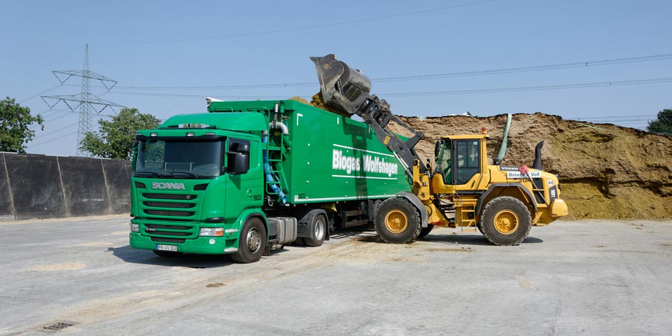 Scania-Sattelzugmaschine mit Opti-Twin-3-Achs-Auflieger von Wiese für den Transport von festen oder flüssigen Substraten und Gärresten zur Ver- und Entsorgung von Biogasanlagen