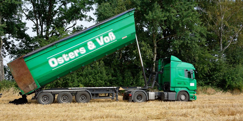 Scania-Sattelzugmaschine mit 3-Achs-Stahl-Muldenkipper von Kempf mit 50 m³ Ladevolumen zum Transport von Klärschlamm, Abfall und Schrott